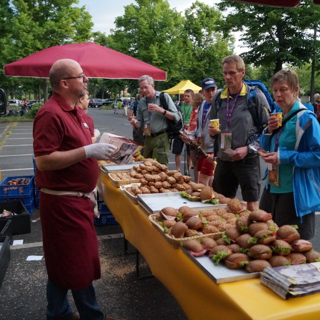 Vor dem Start Brötchen, Getränke, Obst abholen